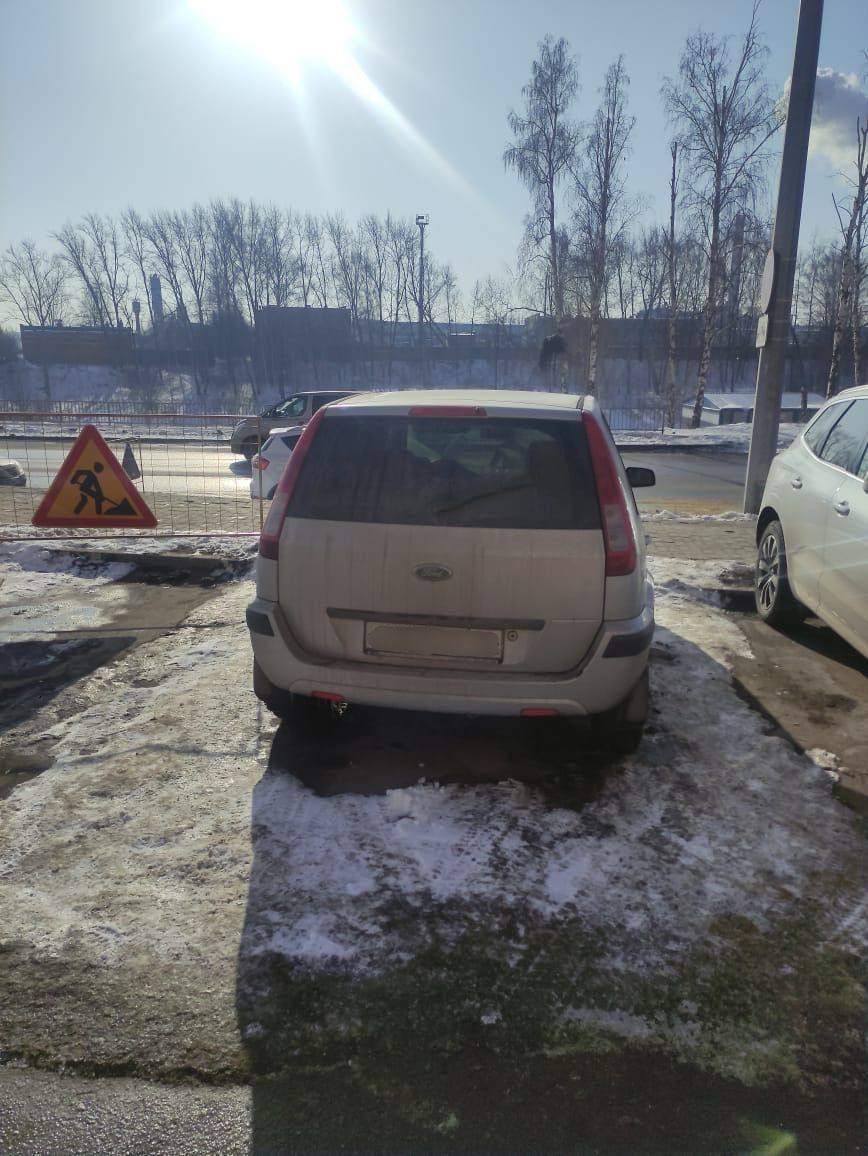 В Липецке ищут владельцев автомобилей, которые блокируют работу специалистов «РВК-Липецк».   Машины, припаркованные в районе дома №5 на улице Хренникова, мешают выполнить работы по ремонту водовода, на котором произошла утечка.  «Просим владельцев убрать машины, чтобы специалисты смогли выполнить ремонтно-восстановительные работы и вернуть воду в дома горожан!» — написали в мэрии.     Подпишись на «Липецк №1»