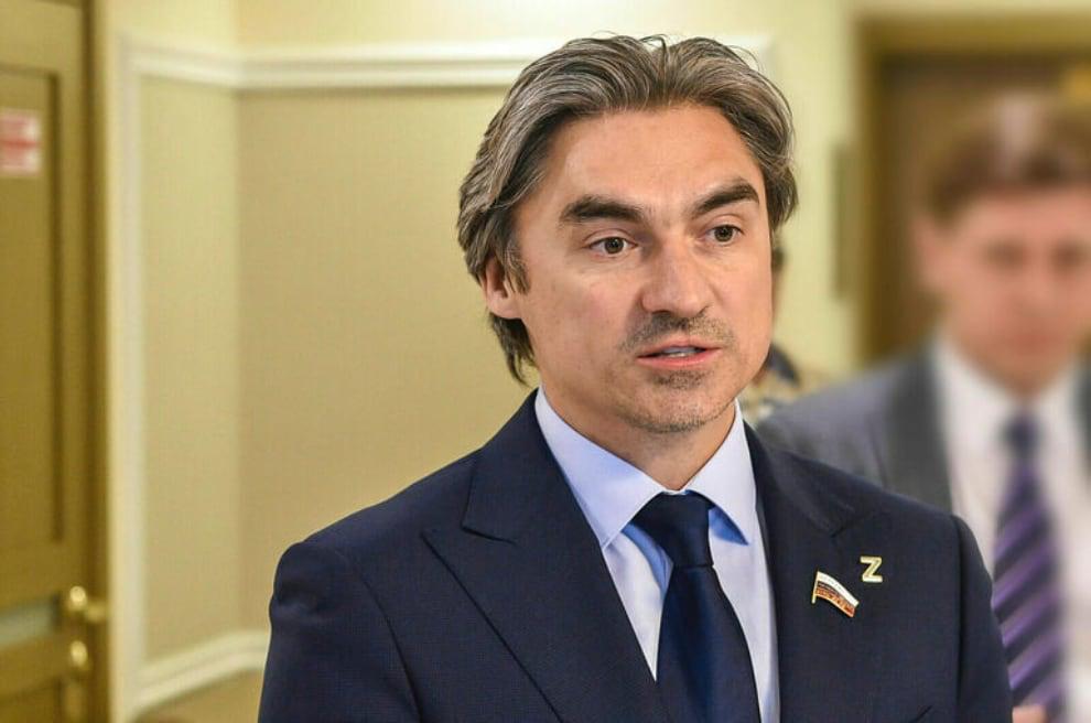 В Госдуме анонсировали жесточайшие ограничения в соцсетях Верификацию через Госуслуги хотят сделать обязательной Депутат Госдумы Андрей Свинцов ЛДПР предлагает запретить заходить в соцсети детям до 14 лет ввести обязательную верификацию аккаунтов через Госуслуги и блокировку фейковых страниц В первую очередь по мнению депутата необходимо сделать обязательной верификацию всех аккаунтов в соцсетях чтобы снизить количество фейков Для верификации можно использовать Госуслуги На данный момент всё это только предложения Официально Госдума пока не рассматривает подобные законопроекты   www iphones ru 1352225 новости iphonesru