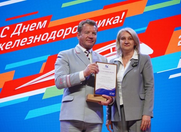 Наталья Дикусарова поздравила сотрудников РЖД с Днём железнодорожника Вице-спикер регионального парламента отметила вклад отрасли в развитие Приангарья Читать подробнее на сайте...
