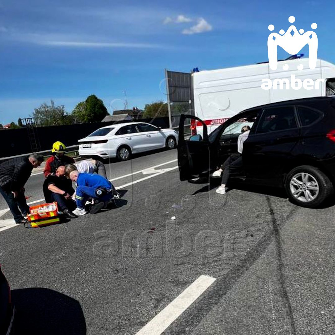 Водитель попал под собственную машину посреди Обхода. Предварительно, у съезда на Большое Исаково у BMW прокололось колесо. Водитель вышел посмотреть, в чём дело. Тут в его авто влетел "Фольксваген". От удара "бумер" откинуло, и он ударил стоявшего на дороге владельца. Мужчину госпитализировали с подозрением на перелом предплечья и ноги.