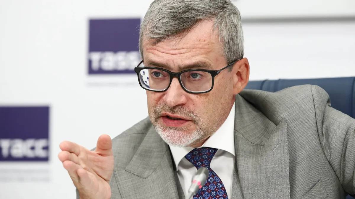 Россияне уже не жалеют об уходе западных брендов с рынка РФ в отличие от 2022 года заявил гендиректор ВЦИОМ Федоров Он отметил что адаптация уже прошла и сегодня эмоции успокоились и люди живут счастливо и без McDonald s и без IKEA С начала войны России с Украиной порядка 472 иностранных фирмы полностью ушли с рынка РФ а 1 360 компаний существенно сократили свои операции в России Гуд Афтенун Новости