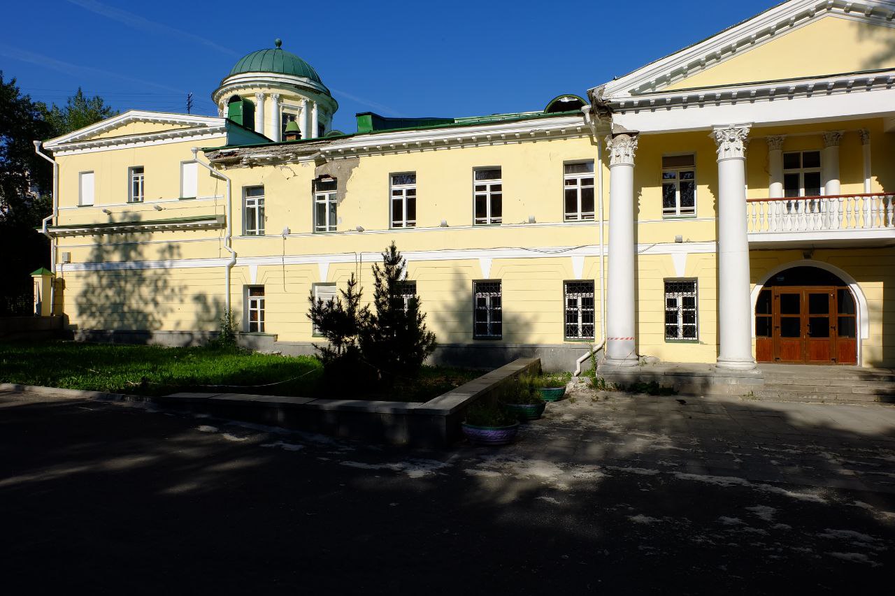 Минкульт РФ отказал в передаче усадьбы Харитоновых-Расторгуевых в собственность города Это следует из ответа ведомства на запрос депутата думы Екатеринбурга Сергея Козлова. Сейчас в здании по договорам аренды расположены городской Дворец творчества детей и молодежи «Одаренность и технологии» и «Городской детский экологический центр» ул. Карла Либкнехта, 44 . «По вопросу передачи городу Дворца творчества и Экоцентра в Харитоновском парке Минкульт занял следующую позицию: 1. Отказал в прямой передаче, сославшись на потерю доходов бюджета от арендных платежей. 2. Предложил обмен на другие здания», — пишет депутат. Между тем, два других ОКН — «Усадьбу Давыдовых» и «Усадьбу Ошуркова» на улице Чапаева, которые находятся в пользовании муниципального объединения библиотек — готовы передать из федеральной собственности в собственность Екатеринбурга. Об этом говорится в том же письме. По словам депутата, после передачи город получит полномочия по реставрации и содержанию объектов. В результате чего, по его мнению, «эти памятники архитектуры будут сохранены для будущих поколений». Телеграм-канал Поддержать Подписаться Прислать новость 18+