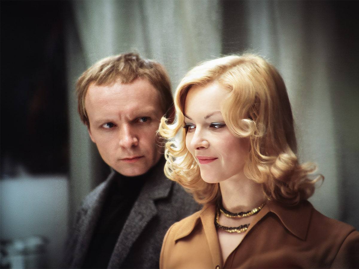 Они наконец то поняли The Guardian включило Иронию судьбы в список лучших новогодних фильмов Критик Фил Хоуд отметил что в рейтинг попала именно эта версия а не голливудский ремейк 2022 года за типичную славянскую меланхолию и забавные сюжетные повороты Он отмечает что этот фильм помнят и любят почти все россияне В то время как ремейк скорее всего все забудут   www iphones ru 1353650 новости iphonesru