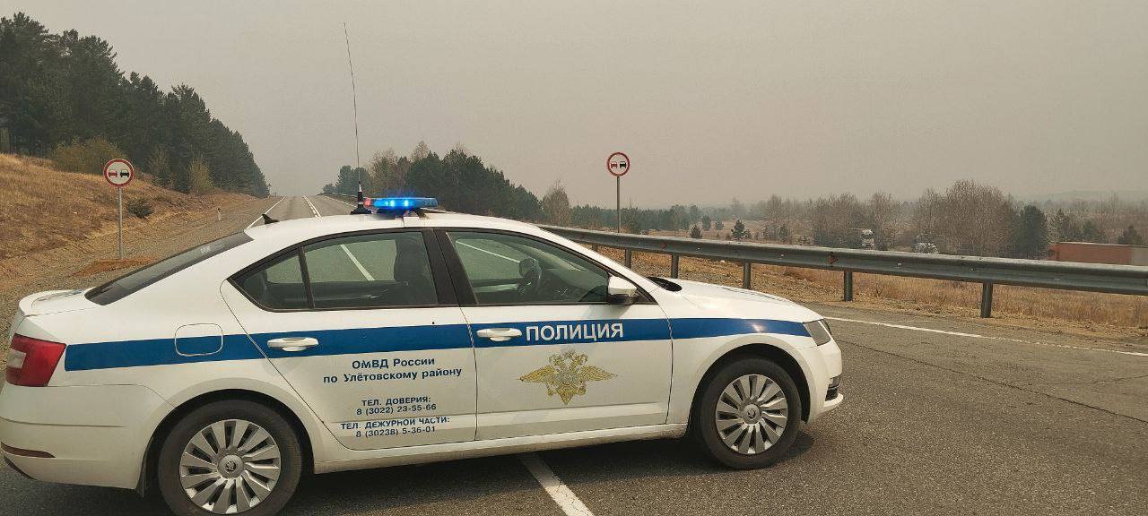 Движение регулируют сотрудники краевой Госавтоинспекции. Автомобили отправляются по объездному пути через село Татаурово. Фото: телеграм-канал 18+ УМВД по Забайкальскому краю ChitaMedia Забайкальский край