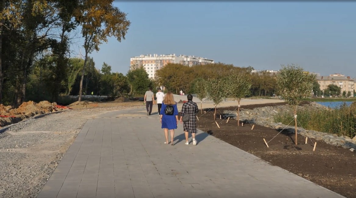 В Челябинске достраивают дорожку для прогулок на набережной озера Смолино   ‍ Горожане смогут гулять от ДК ЧТПЗ до Богоявленского мужского монастыря. Там же появится и велодорожка.    В Ленинском районе продолжают работать над проектом парка «Плодушка». Осенью там появится памп-трек, на котором смогут кататься велосипедисты и ребята на самокатах.  Что  еще нового появится в сквере, смотрите на сайте.