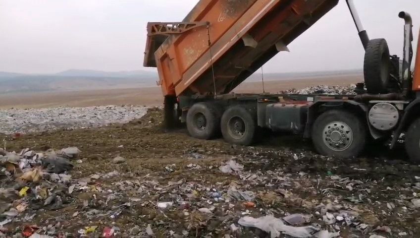 Мусор загорелся в центре свалки в Ивановке Возгорание мусора произошло на полигоне в Ивановке. Пожар произошёл на рабочей разгрузочной площадки в центре свалки. Всего огонь охватил 30 кв. метров. Пожар уже ликвидировали. Рабочая техника сделала отсыпку грунтом. Фото: пресс-службы Минприроды Забайкалья ChitaMedia Забайкальский край