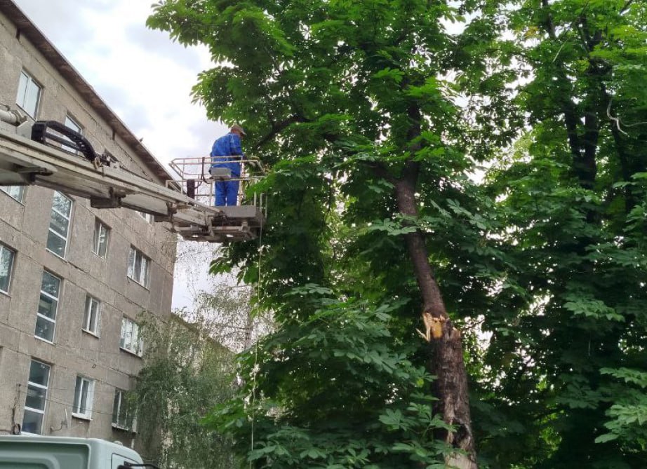 Аварийная бригада из Хабаровского края продолжает работу в Дебальцево В городе идет подготовка к новому отопительному периоду. Прошлый отопительный сезон завершился в середине апреля. Бригада Хабаровского края провела ликвидацию более 300 технологических нарушений. Сейчас коммунальные объекты ЖКХ Дебальцево готовы к зиме на 35%. Подготовлено 27 котлов из 88. Капитально отремонтировано 880 метров коммунальных сетей из 1821 м. В том числе 231 м теплотрасс из 281 м, 159 м водопровода из 500 м, 490 м канализационных сетей из 1040 м. Промыто и опрессовано 4096 м теплотрасс из 21 144 м. Работа аварийной бригады в предстоящий отопительный сезон будет также обеспечена. Напомним, что Город воинской славы Дебальцево в ДНР является подшефной территорией Хабаровского края.