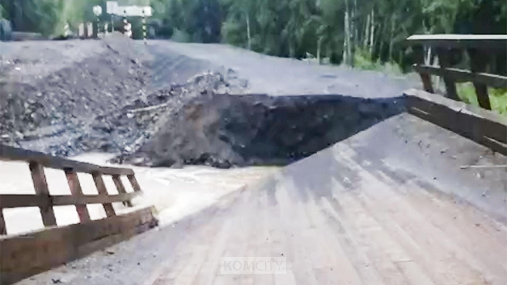 Трасса Селихино — Николаевск закрыта, там разрушило очередной мост Ещё один мост смыло на трассе Селихино — Николаевск, на этот раз через реку Аксян на 63-м километре. В связи с этим с 07:15 движение по ней закрыто для всех видов транспорта. Напомним, на выходных трассу закрывали из-за другого размытого моста, но там ограничение было только для автобусов и грузовиков. Теперь же она закрыта полностью.