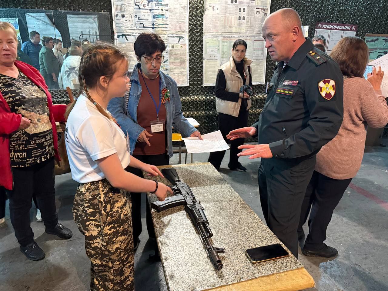 По поручению прокурора Ставропольского края Юрия Немкина прокурор города Железноводска посетил участников краевой спортивно-патриотической игры для воспитанников интернатных учреждений края В рамках проведения VII краевой спортивно-патриотической игры «Мужество. Долг. Отечество», приуроченной к 80-летию Победы в Великой Отечественной войне, более 60 детей соревновались в прыжках в длину, оказании первой медицинской помощи, подтягиваниях, сборке и разборке автомата, снаряжении магазина, стрельбе из винтовки, а также перетягивании каната. Ребятам рассказали о подвиге советского народа в разгроме фашистских захватчиков, продемонстрировали макеты военной техники времен Великой Отечественной войны. По итогам соревнований почетное I место заняла команда ГКУ «Детский дом № 10» города Железноводска, II место – ГКУ «Детский дом № 30» города Георгиевска, III место – ГКУ «Детский дом № 20» села Балахоновского. В своем обращении к детям прокурор города Евгений Погорелов подчеркнул важность спорта как инструмента воспитания силы духа, дисциплины и умения работать в команде, пожелал им крепкого здоровья, веры в себя и новых достижений.