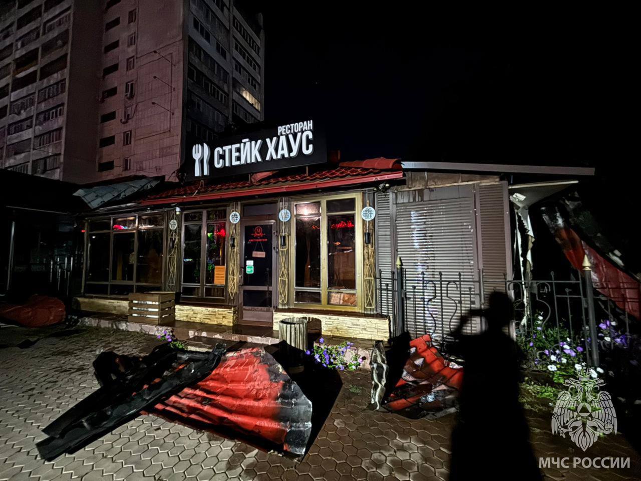 Произошел пожар в ресторане «Стейк хаус» в Оренбурге  #Про_Происшествия   Сегодня ночью произошло возгорание крыши ресторана «Стейк хаус» в Оренбурге. На месте работали сотрудники МЧС.  Спасатели оперативно отреагировали на сообщение о возгорании заведения расположенного на проспекте Дзержинского. Пламя было быстро локализовано и потушено на площади около 80 кв.м.  Пострадавших от инцидента нет. Причина возгорания — предположительно, короткое замыкание электропроводки.  Для ликвидации привлекались 26 сотрудников МЧС России, задействованы были 7 единиц специальной техники.