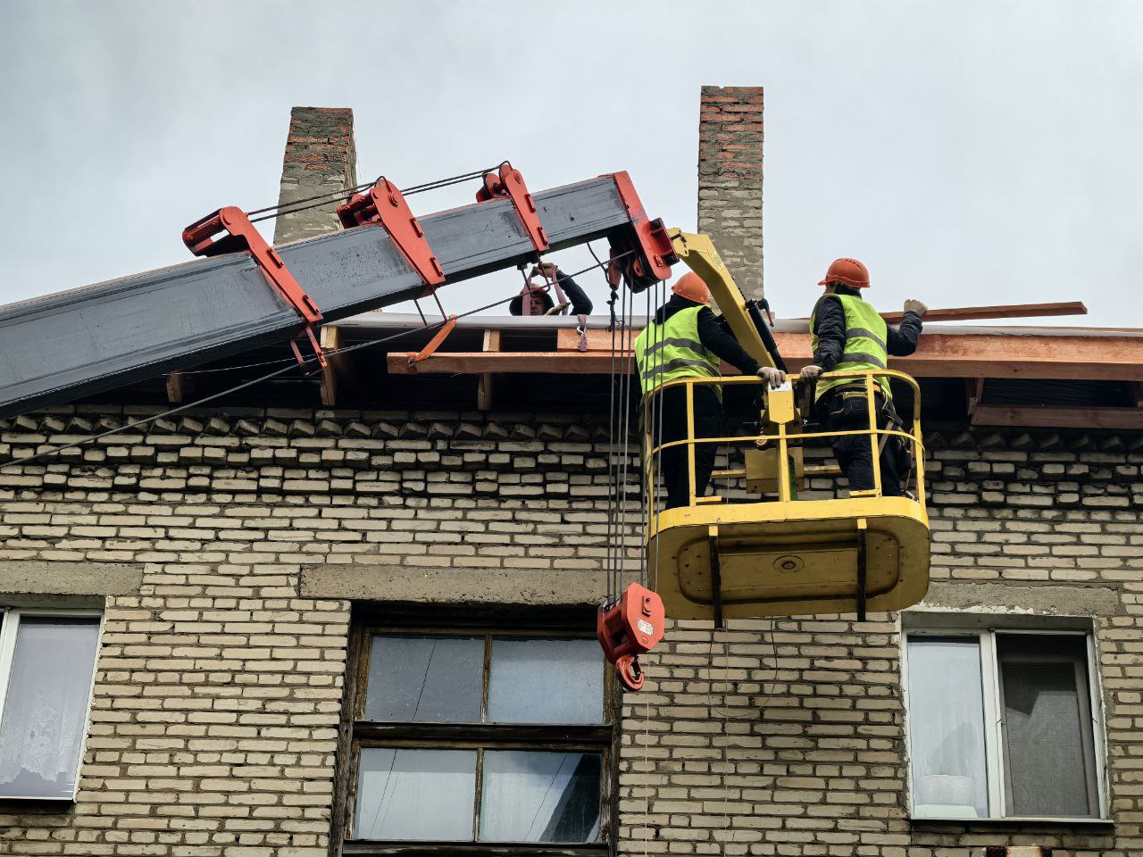 В Краснодоне в рамках специального инфраструктурного проекта, реализуемого при поддержке шефа-региона Тюменской области, подрядная организация ООО «СК СТИЛЛ» продолжает работы по капитальному ремонту скатной кровли в доме № 11 на квартале Титова. На текущий момент специалисты выполняют обшивку карниза кровли, обеспечивая высокое качество и долговечность конструкции. Все необходимые материалы для дальнейших этапов ремонта уже подготовлены, что позволяет поддерживать динамичный темп работ. Уверен, что результаты проекта принесут значительные улучшения в повседневное проживание жильцов дома. Работы продолжаются, следите за обновлениями. Сергей Козенко