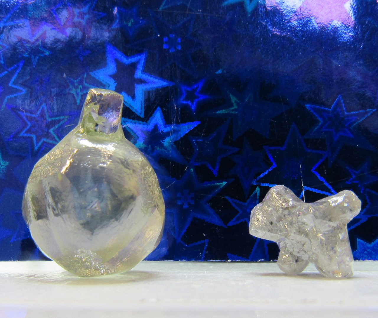 АЛРОСА добыла новогодние алмазы Алмазодобытчики обогатительной фабрики Севералмаза входит в АЛРОСА в конце года извлекли два алмаза необычной формы Кристалл весом чуть более 17 карат по очертаниям напоминает елочный шар а второй алмаз весом 2 7 карата фигурку щенка Об этом сообщается на официальном сайте компании Оба камня были найдены на месторождении имени М В Ломоносова в Архангельской области которое известно алмазами с редкими морфологическими особенностями В разные годы здесь уже добывались алмазы в форме елки бабочки и ягоды морошки Фото АЛРОСА fm invest