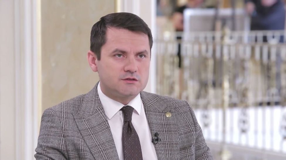 Увольнения во власти Чувашии С 11 мая вице-премьеры Дмитрий Краснов и Владимир Степанов покидают свои посты. Указ об увольнении министра экономразвития и министра здравоохранения подписал глава Чувашии. Оба заявляют, что «остаются в команде Николаева» и займутся «новыми задачами», но какими именно — не уточняют. А ещё всё громче говорят о возможной отставке мэра Чебоксар Владимира Доброхотова. Официальной информации нет, но в коридорах власти обсуждают, что на его место могут поставить Владимира Кириллова — малоизвестного чиновника из администрации главы, курирующего местное самоуправление. Поговаривают, именно он стоял за неудачной попыткой заменить мэра в Новочебоксарске. Перестановки идут на фоне недавнего назначения нового председателя правительства Сергея Артамонова. Кажется, он хочет поставить на ключевые посты своих людей... Ничего не понятно, но очень интересно. Подписаться Написать нам Поддержать Чат