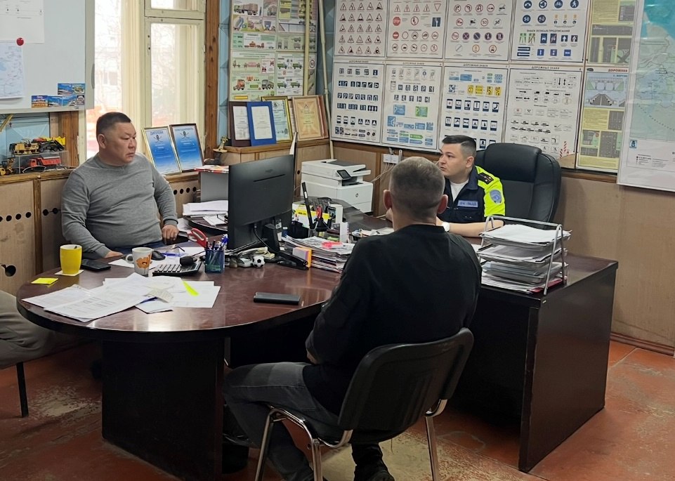  В Салехарде Госавтоинспекция провела профилактический визит в АО «Ямалавтодор». В ходе встречи инспекторы напомнили представителям организации о неукоснительном соблюдении требований безопасности при проведении дорожных работ и ремонте автомобильных дорог. Особое внимание было уделено необходимости обязательного оборудования мест производства работ временными техническими средствами обеспечения безопасности дорожного движения, такими как дорожные знаки, ограждения и конусы. Также было акцентировано внимание на состояние дорожной разметки. Сотрудники Госавтоинспекции подчеркнули, что разметка должна соответствовать действующим ГОСТам и не иметь дефектов, снижающих ее видимость и информативность. В случае выявления нарушений, ответственные лица обязаны устранить их в установленные сроки. #мвдроссии #полиция #гибддянао #гибдд #янао #салехард