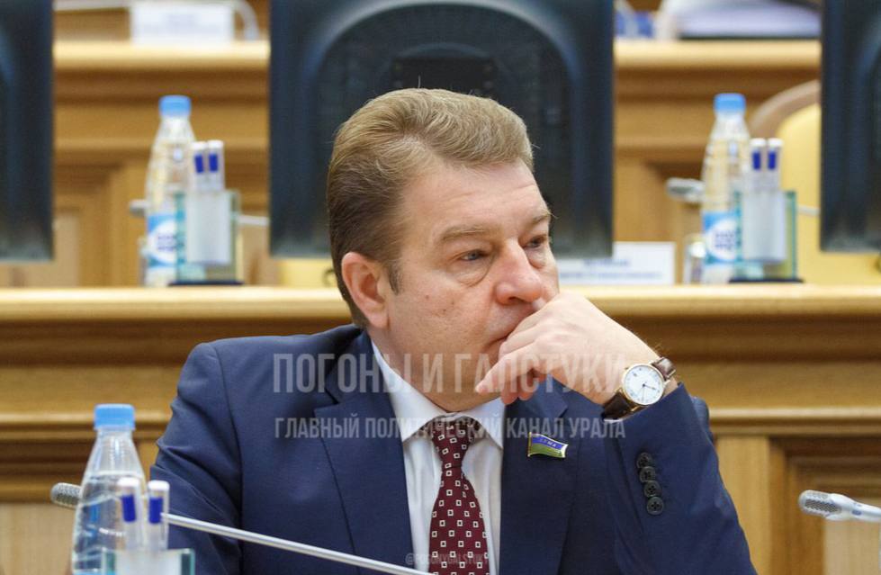 Депутата думы ХМАО Андреева лишат мандата за сокрытие ВНЖ в Евросоюзе Приговор по его уголовному делу вступил в силу Комиссия по этике приняла решение что он должен сложить полномочия Отставку Андреева окончательно утвердят на заседании думы 30 октября Также ему грозит исключение из рядов членов партии Единая Россия членство в которой было приостановлено до окончания судебных разбирательств Андреев пытался оспорить приговор однако потерпел поражение Он неоднократно заявлял что намерен продолжать борьбу в судебных инстанциях и даже дойти до Верховного суда Главный политический канал Урала Мы в Max