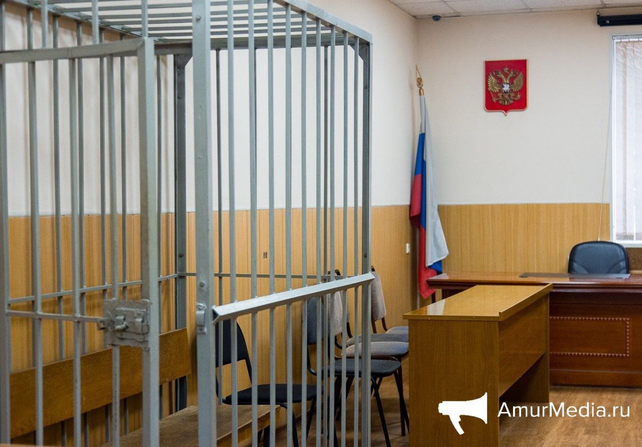 Похититель людей получил 18 лет в Хабаровске  Подсудимый создал ОПГ, участники которой знакомились с женщинами. Под предлогом прогулки новый знакомый отвозил жертв в безлюдное место и инсценировал поиск наркотиков. В это время на женщин и соучастника - «покупателя» запрещенных веществ, нападали его подельники.   Под угрозой обвинения в незаконном обороте наркотиков, преступники отбирали у девушек мобильные телефоны, оформляли и обналичивали кредиты. При этом потерпевших удерживали, чтобы те не могли обратиться в полицию.    Жертвами ОПГ стали 13 человек, общий размер причиненного ущерба превысил 800 тыс. рублей. Одну из девушек подсудимый изнасиловал.  Суд приговорил 33-летнего жителя с. Ильинка к 18 годам строгого режима. Уголовные дела в отношении соучастников рассматриваются.    AmurMedia   Прислать новость