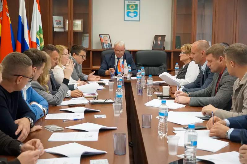 В Зеленоградском округе назначили нового главу вместо Сергея Кошевого Временно исполняющим обязанности главы Зеленоградского округа стал первый замглавы администрации и бывший прокурор района Сергей Заболотный Кроме того депутаты зарегистрировали фракцию Единая Россия и утвердили порядок проведения конкурса по отбору кандидатур на должность главы округа Фото администрация Зеленоградского округа