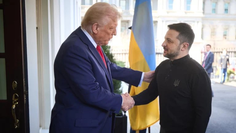 Зеленский обратился к Трампу с настоятельной просьбой о введении жестких санкций против России, в случае если трехсторонние переговоры не будут осуществлены. «В ходе нашей беседы с Трампом я отметил, что необходимо укрепить санкции, если не удастся провести встречу в трехстороннем формате или если Россия продолжит избегать честного подхода к разрешению конфликта. Санкции — это эффективный механизм», — сообщил он в своих социальных сетях. Кроме того, в ходе телефонного разговора с президентом США, он затронул вопрос обеспечения безопасности Украины со стороны Европы и США. «Все ключевые вопросы, касающиеся Украины, должны обсуждаться с её участием. Ни один вопрос, даже касающийся территориальных вопросов, не должен рассматриваться без учета мнения Украины», — добавил он.