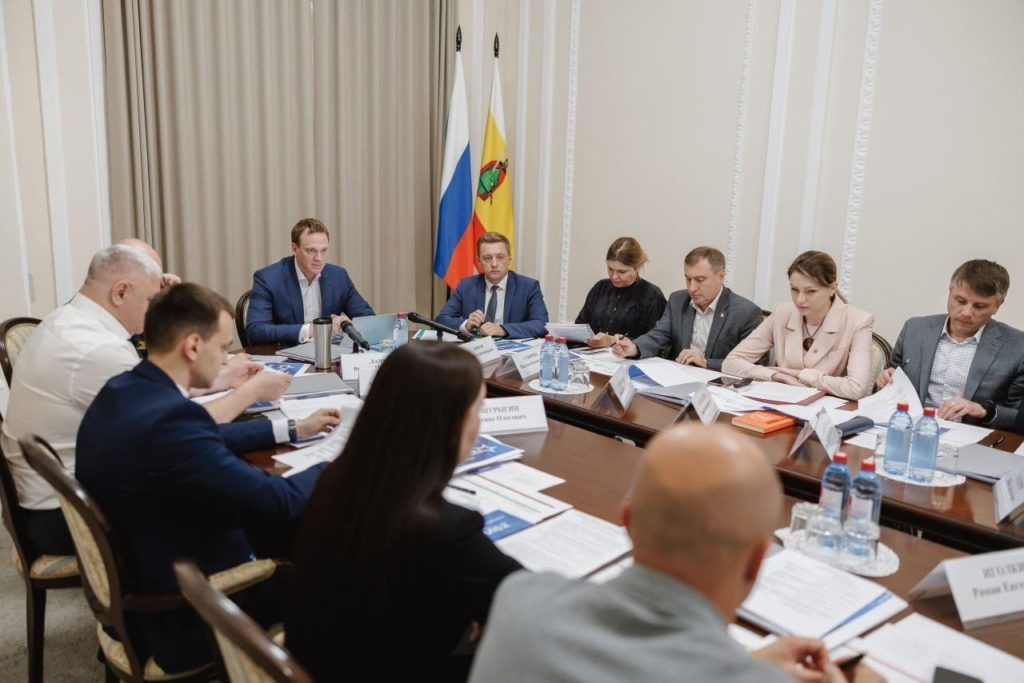 В Рязани подведены итоги отбора на второй поток проекта «ГЕРОИ62» Об этом в своем ТГ-канале сообщил глава региона Павел Малков. «Интерес к кадровой программе большой. Получили 263 заявки от участников и ветеранов СВО. Президент подчёркивает, что ветераны СВО — герои, доказавшие свою преданность стране. Наша задача — создать все условия для того, чтобы они реализовали себя в гражданской жизни, – написал губернатор. – В следующий этап проекта прошли 45 участников». Как сообщил Павел Малков, образовательный интенсив второго потока начнется в июле. Обучение пройдет при поддержке Высшей школы госуправления РАНХиГС и рязанских вузов. Участники пройдут стажировку в органах власти, учреждениях и на предприятиях. Их наставниками станут члены команды региона. Фото из ТГ-канала Павла Малкова.