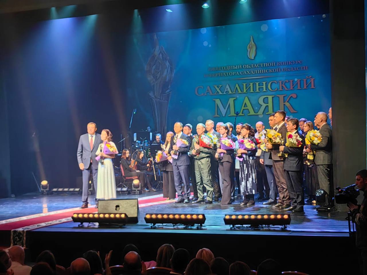 В регионе подвели итоги пятого сезона конкурса Сахалинский маяк Народным голосованием выбрали победителей в 55 номинациях Один из номинантов Александр Письмеров Уже 30 лет именно он спасает сахалинские леса от пожаров Начинал с рядового парашютиста пожарного На его счету 27 прыжков и десятки спасённых жизней Всего в конкурсе приняли участие 20 тысяч сахалинцев и курильчан среди которых отдельные номинанты и различные коммерческие некоммерческие и государственные организации объединения и сообщества