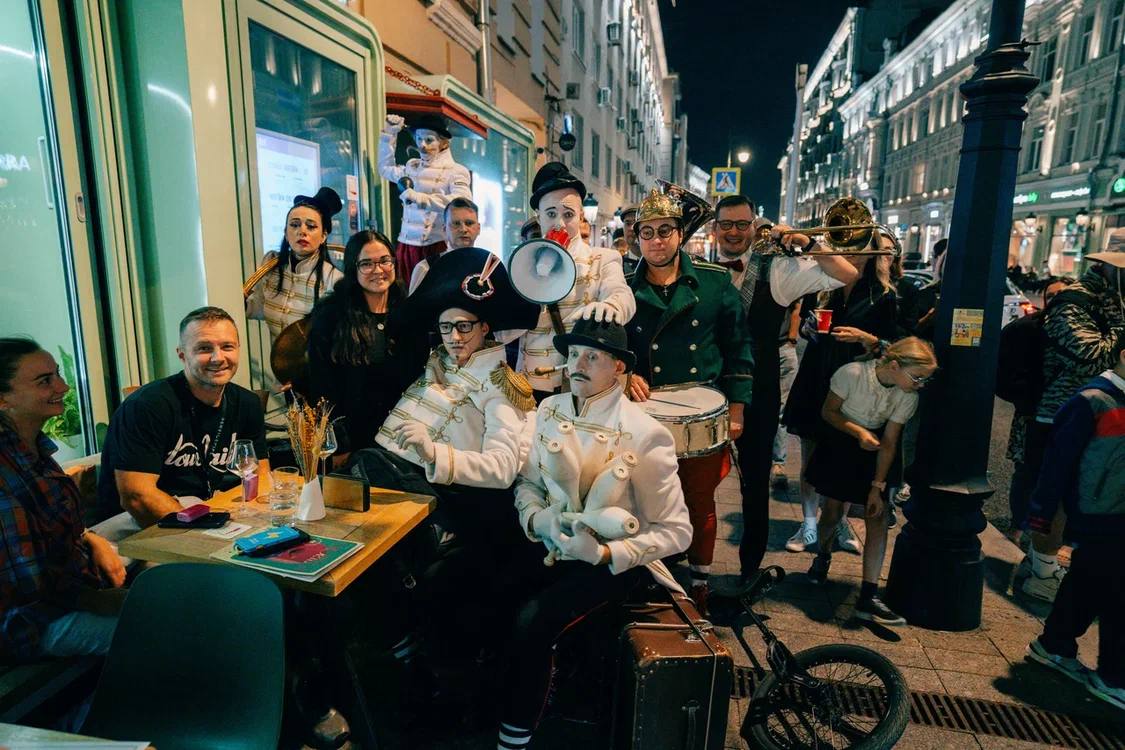 С 18 по 20 сентября в Москве в третий раз пройдёт фестиваль Petrovka Friends объединяющий девять заведений Brodo bar kitchen Piri Piri Shortlist Books Spirits Клава Door 2310 Saviv L Atelier Petrovka Mo Все дни фестиваля бары участники будут готовить необычные коктейли на джине и водке В субботу по Петровке пройдут три экскурсии Маршрут удовольствий с мини квестом и призами Их проведёт Вика Сургай экскурсовод и автор канала Мёд и калач Начало экскурсий в 11 00 12 00 и 17 00 А уже вечером в субботу в 20 00 по всей улице пройдет пижамный просекко рейв