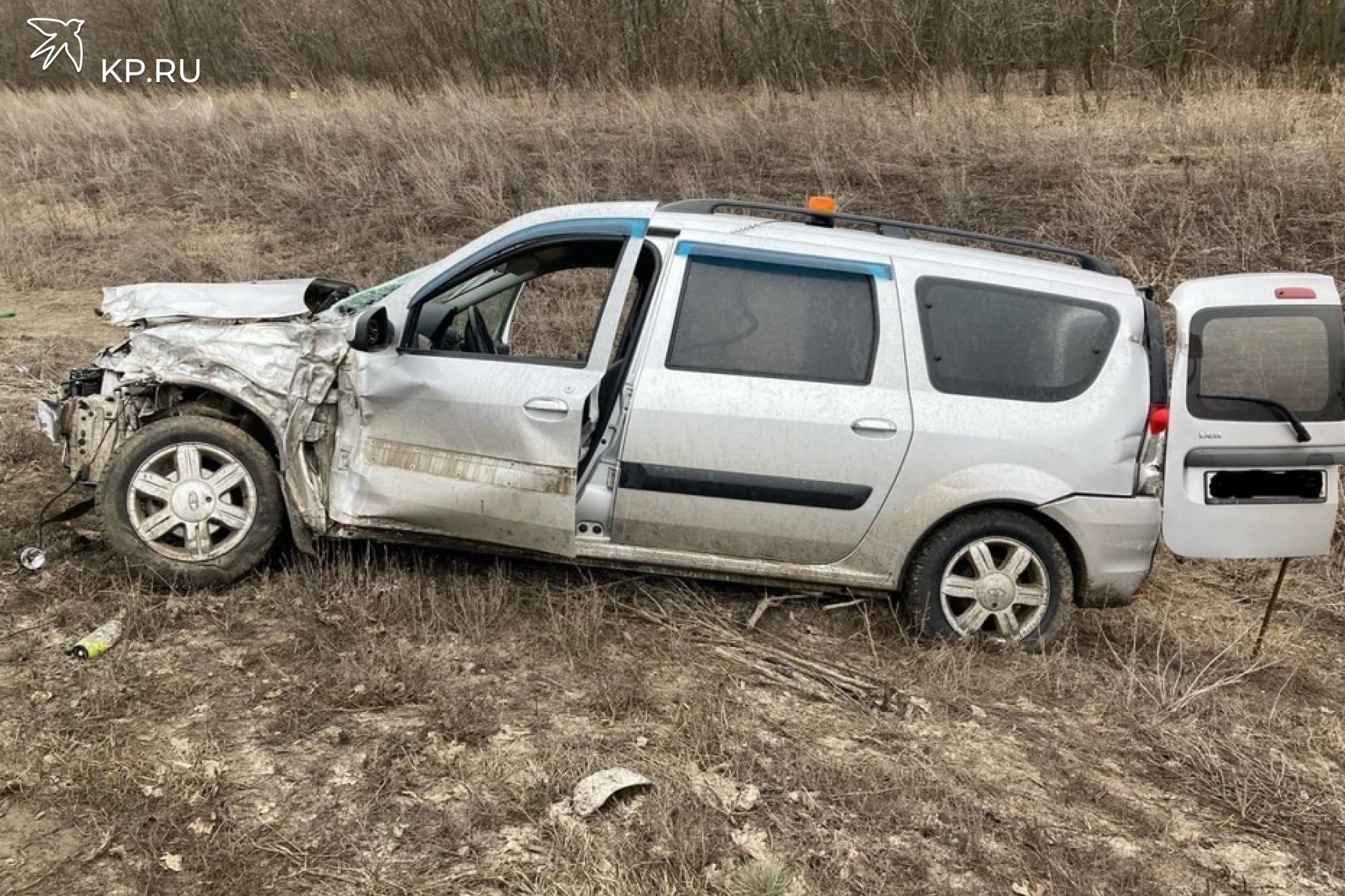 Под Воронежем водитель легковушки получил травмы после столкновения с грузовиком  Воронежские госавтоинспекторы разбираются в обстоятельствах аварии с пострадавшим, которая произошла утром 11 марта в Борисоглебском районе.  Около 9:30 на 475-м километре автодороги «Курск-Саратов» 38-летний водитель «Лады Ларгус», по предварительным данным дорожной полиции, выезжая с прилегающей территории  обочины автодороги , не предоставил преимущество двигавшемуся в попутном направлении автомобилю «Шахман». Машины столкнулись и вылетели в правый по ходу движения кювет автодороги.  Водитель «Лады Ларгус» получил травмы, его «скорая» доставила в больницу.