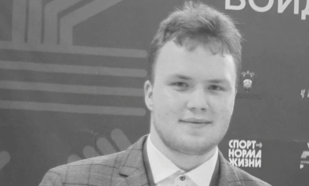 Курский студент погиб, защищая ребенка от дрона 23-летний Илия Гукежев скончался в июне прошлого года, когда приехал к родителям к деревню Городище. Однако подробности стали известны лишь сейчас. Как оказалось, ВСУ атаковали дронами гражданский автомобиль, который проезжал мимо дома Гукежевых. В салоне находилась армянская семья, которая сильно пострадала. Илия увидел в машине маленькую девочку, которая подавала признаки жизни, и занес ребенка в дом, чтобы перевязать раны и вызвать скорую. Однако беспилотник вернулся и ударил уже по дому. Всего в результате атаки на мирных людей погибли пятеро человек, в том числе двое детей. Поступок Гукежева отметил Владимир Путин, наградив студента медалью «За спасение погибавших» посмертно. Подпишись, Правда за нами