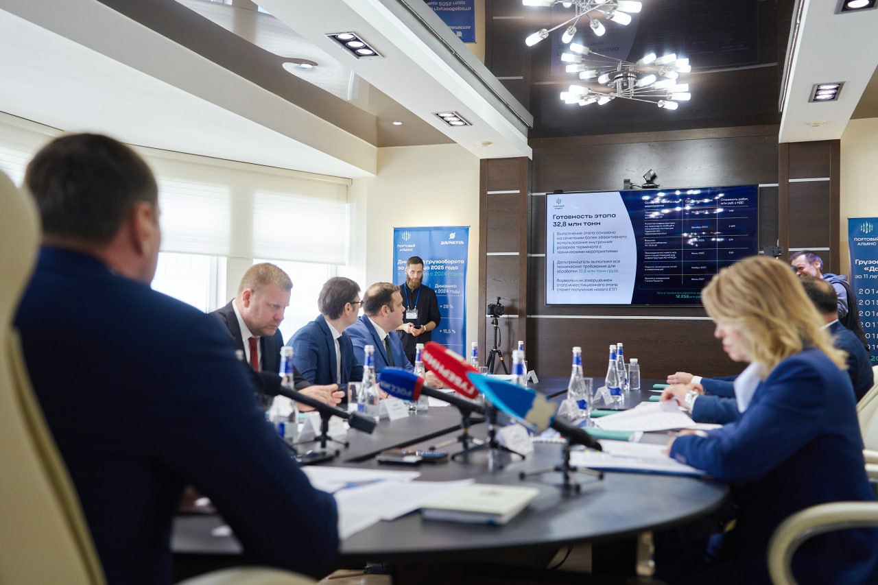 Вчера Ванинский район посетил Губернатор Хабаровского края Дмитрий Демешин.   В ходе рабочей поездки он ознакомился с работой АО "Дальтрансуголь", после чего состоялось знаковое событие - подписание трёхстороннего соглашения о сотрудничестве между Правительством Хабаровского края, АО "Дальтрансуголь" и администрацией Ванинского района.  Этот документ открывает новые перспективы для социально-экономического развития нашей территории.    Особенно важно, что развитие портовой инфраструктуры идёт параллельно с расширением Байкало-Амурской магистрали. Ванино становится ключевым транспортным узлом, через который будет осуществляться экспорт угля из Верхнебуреинского района и других грузов в страны Азиатско-Тихоокеанского региона.    Новый участок железной дороги длиной 600 метров уже соединил морской терминал с Дальневосточной железной дорогой. Это позволит увеличить грузооборот в полтора раза - объёмы перевалки грузов вырастут с нынешних 24 млн тонн до 32,8 млн тонн в год. А к 2027 году, когда завершится второй этап модернизации, мощность терминала достигнет 40 млн тонн.    Это означает новые рабочие места для жителей района, рост налоговых поступлений и, как следствие, больше возможностей для реализации социальных программ. Мы намерены максимально эффективно использовать этот потенциал для улучшения качества жизни в Ванинском районе.
