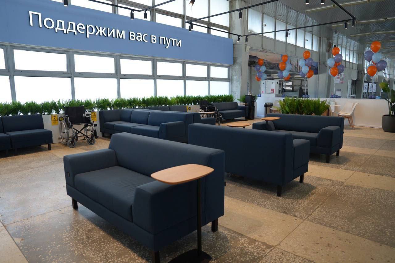 Помощь маломобильным пассажирам на вокзалах Самарской области 6 5 тысяч обращений за 9 месяцев С начала 2025 года почти 6 5 тыс маломобильных пассажиров воспользовались специализированной помощью на вокзалах Куйбышевской железной дороги в Самарской области Это на 17 6 больше чем за аналогичный период прошлого года Оказали помощь пассажирам на вокзалах Самары 4860 Сызрани 1 818 Сызрань Города 557 Чапаевска 112 Кинеля 95 Новокуйбышевская 35 Специалисты Центра содействия мобильности ОАО РЖД предоставляют бесплатные услуги помощь в оформлении документов сопровождение по вокзалу а также предоставление кресел колясок и каталки для лежачих больных Центр работает круглосуточно без выходных Заявки можно оставить на сайте ОАО РЖД или по телефону 8 800 775 00 00 за 24 часа до поездки
