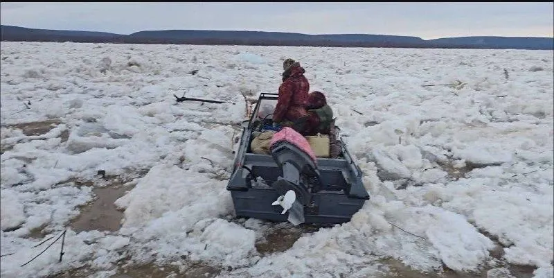 Ледовое приключение на Лене семь якутян оказались в ловушке Семь человек оказались заблокированы льдами на реке Лена во врем путешествия на трех моторных лодках Лодки застряли между устьем реки Намана и селом Хоринцы в Оймяконском районе Четыре человека ожидают эвакуации на острове Харыялах Для спасения людей из Ленска вылетел вертолет МЧС Похоже рыбалка в этом году выдалась экстремальной   Читайте новости Саха вам не Деште Лут в МАХ