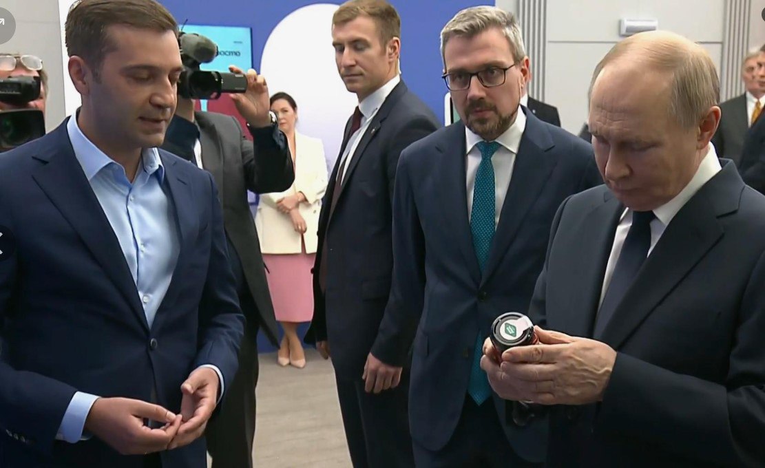 Иркутянин Александр Деев рассказал Владимиру Путину про счастье из Сибири На выставке в Национальном центре «Россия», которую 3 июля посетил президент России Владимир Путин, глава государства заинтересовался стендом компании «Дикая Сибирь». Руководитель «Дикой Сибири» Александр Деев показал Владимиру Путину варенья и сиропы из таежных ягод, трав и кедровых орехов, производство которых налажено в Иркутске. Благодаря синтезу серотонина, который происходит после употребления этих продуктов, человек испытывает чувство, близкое к счастью. «И сколько стоит счастье?», — поинтересовался Владимир Путин. Как оказалось, цена счастья — 204 рубля за баночку. Александр Деев рассказал, что уже два месяца продукцию компании экспортируют в Белоруссию — до 5% в портфеле заказов «Дикой Сибири». «Будем менять на картошку», — пошутил Владимир Путин. «Даже с картошкой получается вкуснее», — экспромтом ответил Александр Деев.