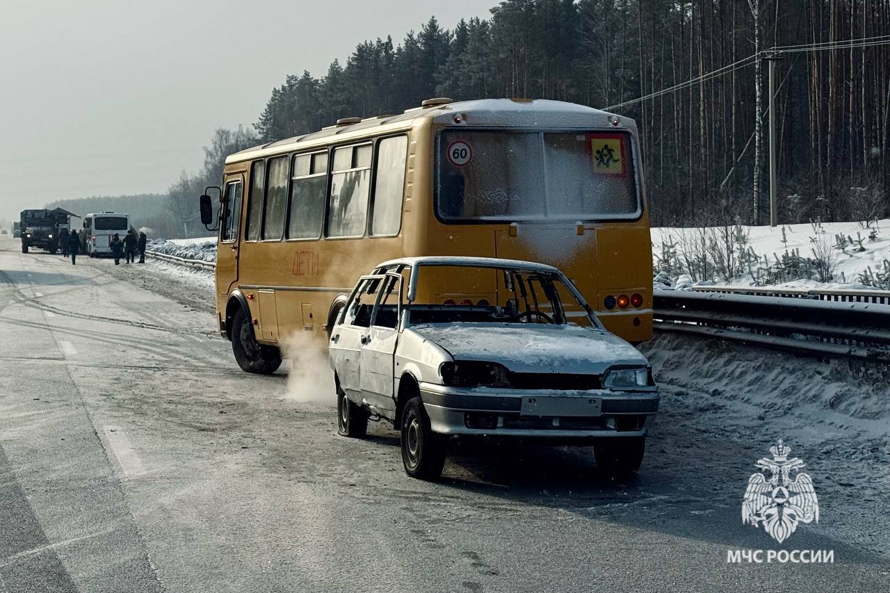 У моста через реку Юг у посёлка Звёздный тушат легковушку. Она загорелась при столкновении с автобусом — легенда, которую отрабатывают МЧСники.   На участке трассы проходят учения спецслужбы по ликвидации последствий ДТП. Возможны ограничения движения на 36 км трассы Р-243.    Подписаться   Прислать новость