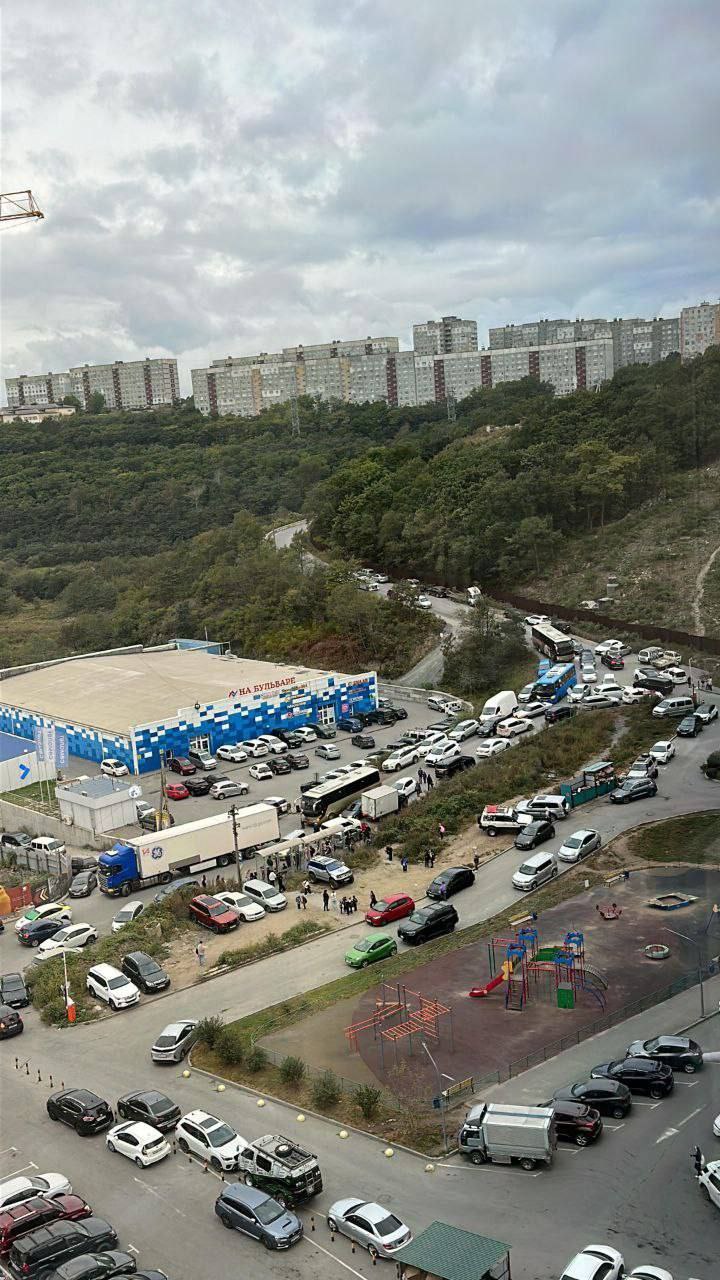 Жители Зеленого бульвара жалуются на утренний транспортный хаос Во Владивостоке в микрорайоне Зеленый бульвар сложилась критическая ситуация с утренним движением Узкая дорога не справляется с потоком транспорта школьные и рейсовые автобусы застревают в пробках что приводит к систематическим опозданиям детей в школы и взрослых на работу Ситуация усугубляется планами строительства новых высотных домов на Нейбута без создания необходимой инфраструктуры Deitaru