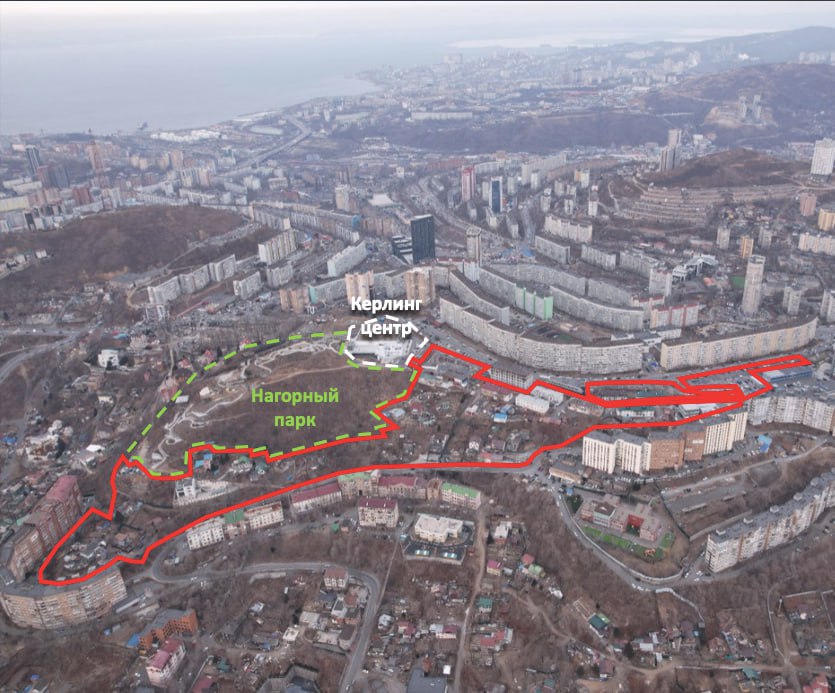 Определён победитель первого аукционного КРТ в Приморском крае Право на реализацию проекта комплексного развития территорий КРТ на улице Тюменской получила компания СЗ Тюменская входит в группу компаний Edelweiss За право реализовать проект конкурировали три компании застройщика две компании из Приморского края и одна из Забайкальского края Однако непосредственно в аукционе участвовали лишь представители Приморского края поскольку только у них были сформированы полные пакеты документов соответствующие действующему законодательству сообщила заместитель председателя правительства Приморского края Ольга Иванникова Начальная стоимость лота составила 33 8 миллиона рублей Шаг аукциона 1 6 миллиона рублей Компания СЗ Тюменская одержала победу предложив цену на 5 выше начальной стоимости 35 5 миллиона рублей Проект предусматривает следующее Строительство жилого фонда общей площадью до 79 2 тысячи квадратных метров Возведение образовательного комплекса включающего начальные классы и детский сад на 430 мест Расселение жителей домов признанных ветхими и аварийными общая площадь расселяемых помещений составляет 7 1 тысячу квадратных метров Создание многоуровневой парковки и надземного пешеходного перехода через улицу Шилкинская Комплекс мероприятий по благоустройству территории с реализацией концепции Двор без машин Ремонт и реконструкция улиц Тунгусская и Братская Формирование торговой инфраструктуры создание новых коммерческих пространств и соответственно новых рабочих мест