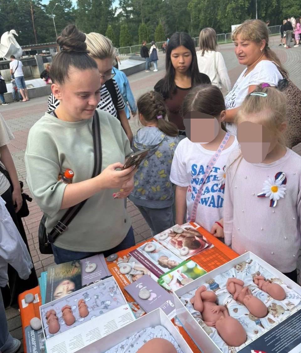 Пластиковое чудо против свободы выбора — в Челябинске раздавали эмбрионы в ТЦ и вузах  В Челябинске прошли акции против абортов: женщинам в вузах, на праздниках и в торговых центрах вручали пластиковых эмбрионов. Инициаторы — «Союз православных женщин» — считают, что это «духовная» альтернатива свободе выбора.  Муляжи сопровождались агитацией о «грехе сомнений» и призывами сохранять беременность любой ценой. Похожее уже происходило в Ставрополе — там студентов заставляли «подержать будущего малыша в руках».  Очевидно, для «просветления» критическое мышление не требуется.    Подписаться   Прислать новость