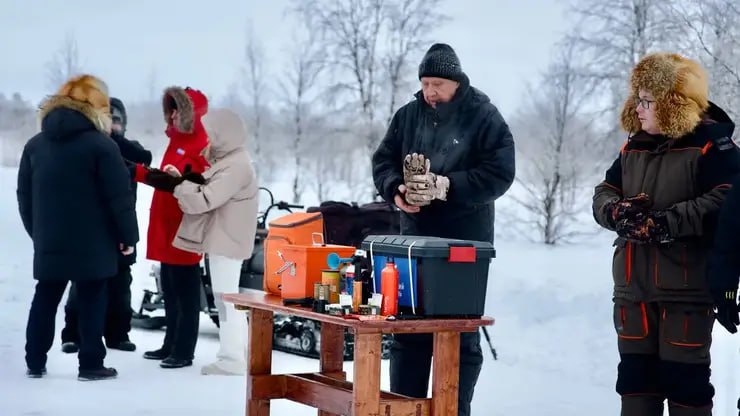 Чистая Арктика проверила тревожный чемоданчик для защиты от белых медведей В учениях приняли участие представители медвежьего патруля из поселка Усть Кара коренные ненцы волонтеры сотрудники МЧС УМВД и органов власти Специалисты отработали применение фальшфейеров дымовых шашек сигнальных патронов звуковых сигналов и других средств в зависимости от ситуации и поведения медведя Главная задача не навредить медведю и дать человеку надежный инструмент для предотвращения опасной ситуации подчеркнул координатор проекта Александр Марков Учения стали ответом на рост числа встреч людей с белыми медведями из за изменения климата и таяния арктических льдов Фото Пресс центр Чистая Арктика   Подписаться на sibnovosti ru предложить новость