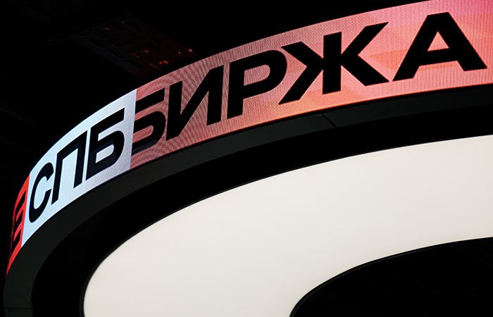 "СПБ биржа" планирует в ближайшее время запуск фьючерсов на российские акции, включая собственные "СПБ биржа" планирует в ближайшее время начать торги фьючерсами на российские акции, включая собственные, заявил генеральный директор площадки Евгений Сердюков. "Биржа в ближайшее время планирует начать торги расчетными фьючерсами. На первом этапе будут представлены фьючерсы на российские акции, в частности, на акции самой биржи. А также расчетный фьючерс на индекс биткойна", - сказал Сердюков в ходе годового собрания акционеров "СПБ биржи". Затем линейку пополнят расчетные фьючерсы на акции компаний из дружественных юрисдикций, добавил он.