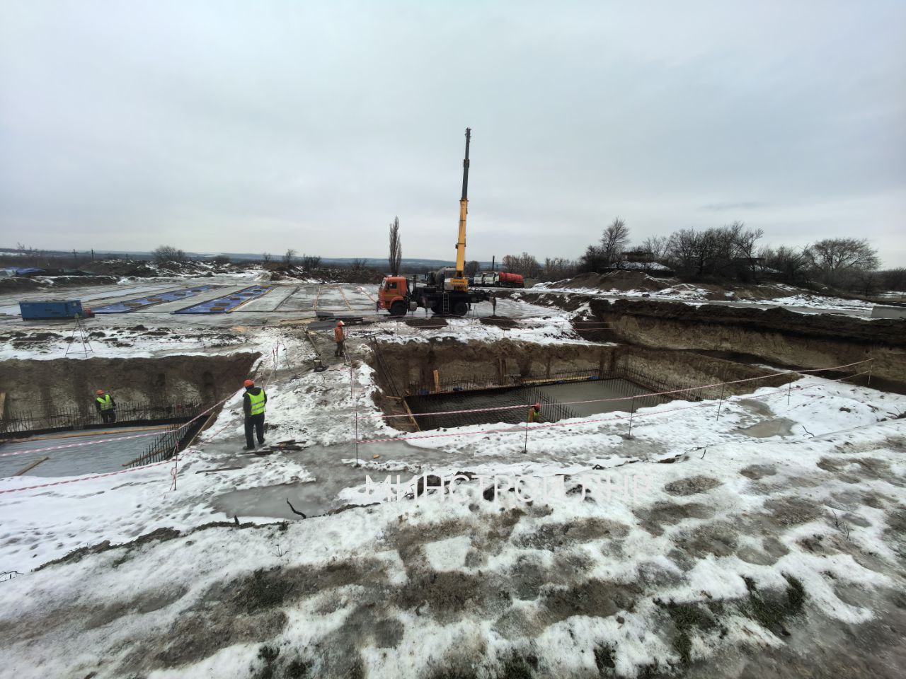 Строительство очистных сооружений для нового жилого массива в Луганске планируется завершить в текущем году Объект производительностью 6 тысяч кубометров в час станет важным элементом системы водоотведения строящегося микрорайона между ул Андрея Линева и ул Павловская г Луганска Новые локальные очистные сооружения также позволят обеспечить более надёжную работу действующей канализации Проектирование объекта выполнено в 2024 году в конце 2025 года стартовали основные работы Сейчас строители продолжают обустройство фундамента и монтаж канализационного коллектора В работах задействованы 17 человек и 6 единиц техники За период с 2023 по 2025 г Минстрой ЛНР обеспечил инженерными коммуникациями 4 земельных участка в г Луганске Это проектирование и строительство сетей водоснабжения водоотведения газо и электроснабжения Мероприятия реализованы при поддержке Минстроя России в рамках мероприятий по созданию дорожной и коммунальной инфраструктуры в целях развития жилищного строительства Обеспечение наиболее перспективных территорий под жилищное строительство необходимой инфраструктурой создает условия для ввода почти 70 тыс кв м нового жилья в г Луганске до 2028 года