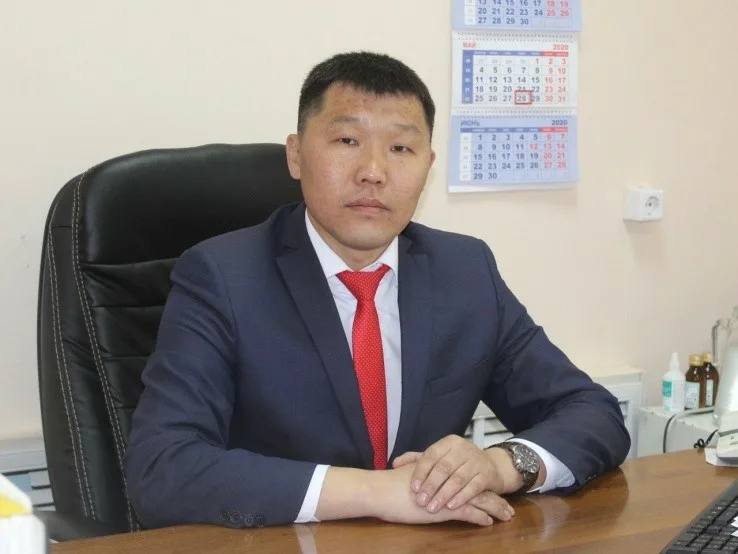 Газета РБ: Глава Еравнинского района обвиняется в превышении должностных полномочий  Как стало известно изданию «Газета РБ», Чингис Цыренжапов, глава Еравнинского района Бурятии, обвиняется в превышении должностных полномочий.  В 2022 году в рамках федерального проекта по строительству школы на 450 мест в селе Сосново-Озерское  бюджет 497 млн рублей  он незаконно содействовал ООО «Витим», возглавляемому Тушином Доржиевым. Компания предоставила фальшивые документы об опыте, не имея нужной базы. После отклонения заявки на торгах Цыренжапов поручил заключить контракт с «Витимом» в обход закона, игнорируя проверку документов, и одобрил увеличение аванса с 30% до 50% без подтверждения работ.  С апреля 2022 по август 2023 года «Витим» получил 476 млн рублей, но школа так и не была построена.  В сентябре 2023 года контракт был расторгнут, а недостроенное здание демонтировано из-за выявленных нарушений строительных норм. Доржиев находится в бегах, его отец, экс-спикер Народного Хурала, арестован за содействие. Цыренжапову предъявлено обвинение, ему грозит наказание.  Подробнее здесь