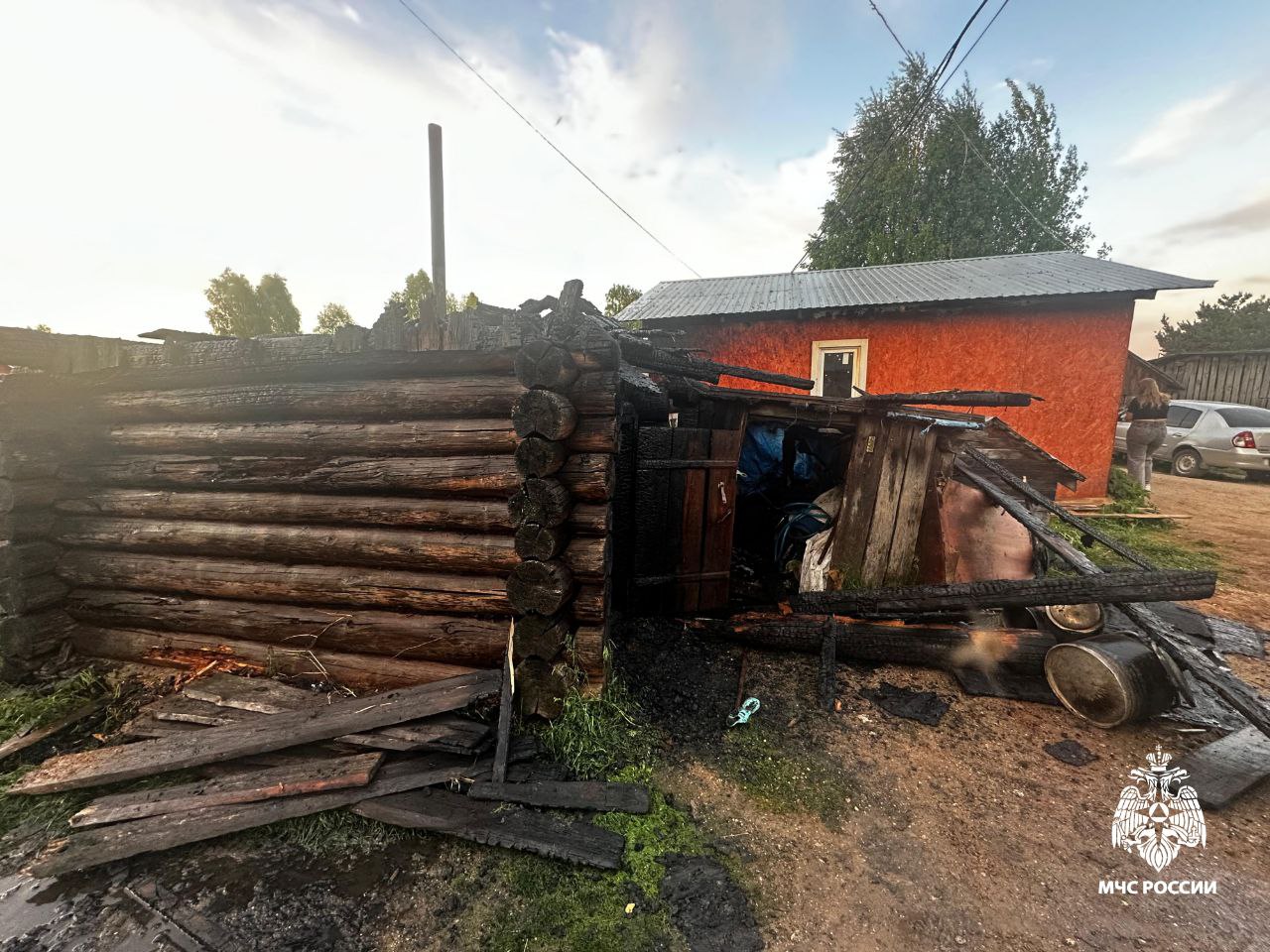 #ПожарыЗаСутки За сутки в области произошло 4 пожара. Погибших и пострадавших нет. 29 мая в 10:54 в МЧС России поступило сообщение о возгорании в квартире на улице Боевой в Костроме. Возгорание было ликвидировано до прибытия пожарно-спасательных подразделений. В результате происшествия огнем поврежден матрас на площади 2 кв.м. Предполагаемая причина пожара – неосторожное обращение с огнём при курении. В Нерехтском районе у д. Севастьяново пожарные МЧС России ликвидировали горение сухой травы на площади 1 Га. В Солигаличском округе в пос. База Жилино огнеборцы МЧС России ликвидировали возгорание отходов лесопиления на площади 30 кв.м. 29 мая в 19:25 в МЧС России поступило сообщение о возгорании частной бани на улице Мира в г. Солигалич. В 20:50 огнеборцы МЧС России полностью ликвидировали пожар. В результате происшествия огнём уничтожена кровля, выгорело внутри по всей площади частной бани размером 3х5 м. Предполагаемая причина – нарушение требований пожарной безопасности при эксплуатации печного оборудования. МЧС России напоминает: соблюдай правила пожарной безопасности и ты предотвратишь трагедию! 