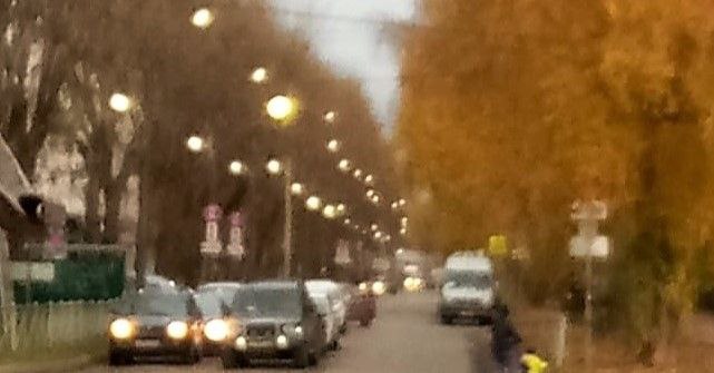 В мэрии объяснили почему на некоторых улицах Великого Новгорода днём горят фонари Мэр Великого Новгорода Александр Розбаум рассказал в соцсетях почему на некоторых городских улицах фонари светят в дневное время а также обрисовал как идут работы по восстановлению уличного освещения Вопросы об этом в администрацию города поступают регулярно в том числе и на прямых эфирах с населением По словам Александра Розбаума согласно правилам техники безопасности работы на электросетях подрядные организации ведут в светлое время суток В связи с этим для проверки работоспособности линии после проведенных работ и для выявления аварийных участков уличное освещение включается в дневное время С момента проведения прямого эфира 28 октября 2025 года устранены неисправности на линиях освещения по улицам Ломоносова Свободы Химиков и Техническом проезде Специалистами устранены перехлесты проводов произведена обрезка ветвей деревьев заменены лампы в светильниках