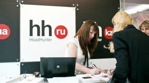 HeadHunter нарастил квартальную выручку на 28,4%, скорр. EBITDA - на 32,8%  Выручка HeadHunter  HH  по итогам III квартала 2024 года составила 10,7 млрд рублей, что на 28,4% выше показателя аналогичного периода 2023 года, сообщила компания.  Скорректированная EBITDA увеличилась в отчетном периоде на 32,8% - до 6,94 млрд рублей. #hhru