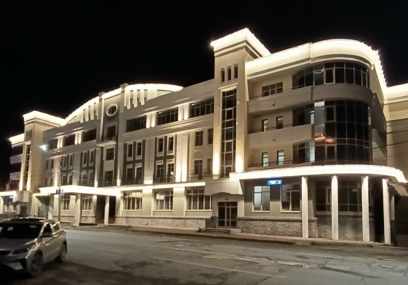 В Омске сдали гостиницу которую строили 20 лет В Омске введен в строй гостиничный комплекс Он находится на улице Пушкина 8 Разрешение на строительство гостиницы в центре города было получено застройщиком еще в марте 2005 года После этого сроки завершения работ неоднократно переносились В новой гостинице шесть этажей В комплексе расположено 72 номера