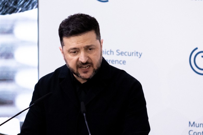 Большинство населения Украины а именно 90 не поддерживают проведение выборов в данный момент Президент Зеленский отметил что выборы станут возможны лишь при условии достижения временного перемирия которое должно продлиться от 2 до 3 месяцев