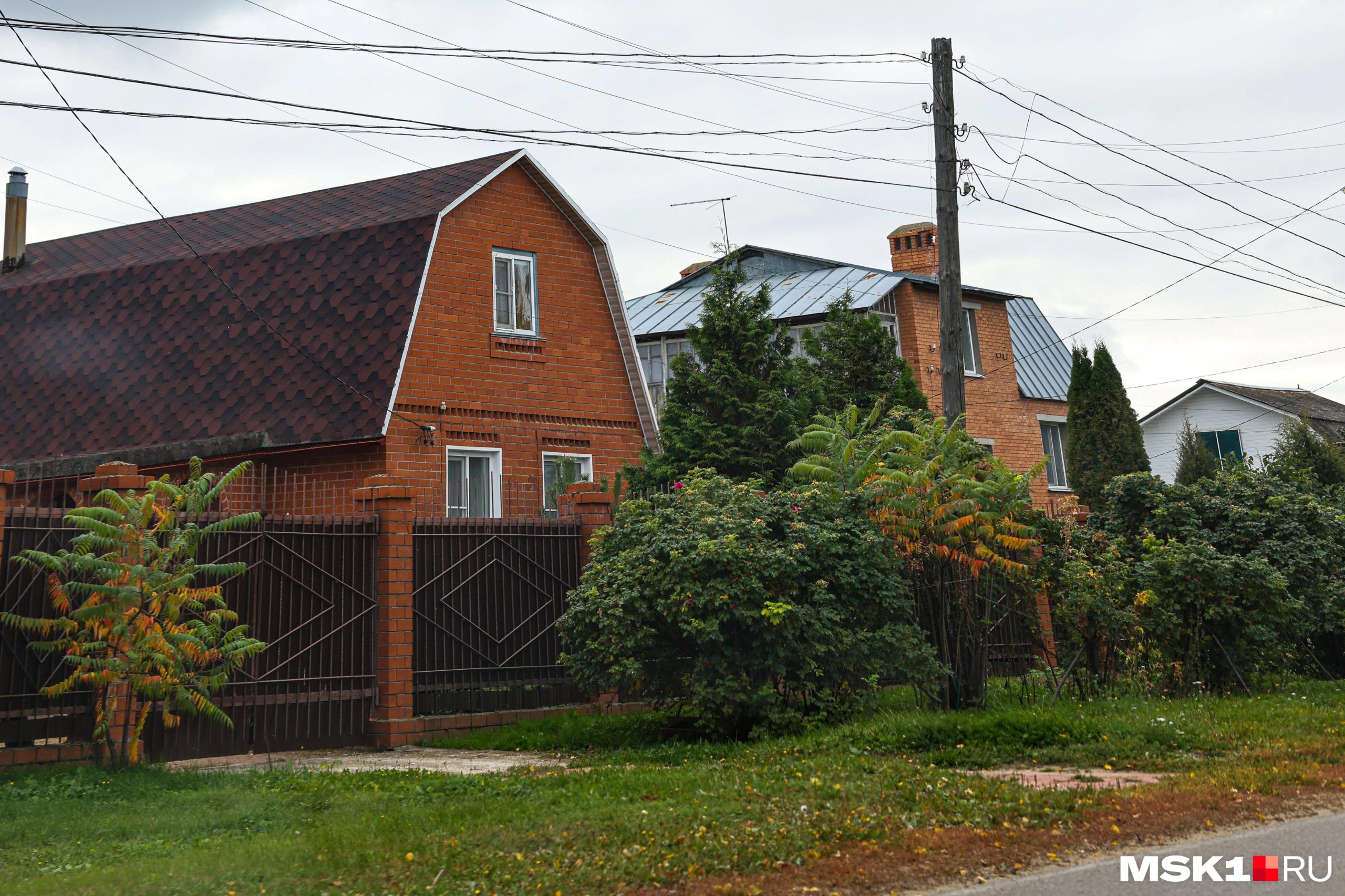 На берегу моря в селе Прохладное Надеждинского района Приморья построят новый коттеджный поселок Договор заключен с компанией С АН Групп S UN Group принадлежащей бывшему руководителю Корпорации развития края Ольге Сун Жаю сообщили в пресс службе Минархитектуры Приморья На участке площадью 13 6 гектаров появятся 120 домов общей площадью 12 4 тысячи квадратных метров Это первый договор по программе комплексного развития территории КРТ заключенный для индивидуального жилищного строительства еще и подписанный по инициативе владельца земли Также S UN Group построит набережную в Угловом заливе парк со спортивными площадками и велодорожками и нежилые коммерческие помещения площадью не менее 2 тысяч квадратных метров По данным сервиса Контур Фокус ООО С АН Групп специализируется на деятельности в области инженерных изысканий инженерно технического проектирования управления проектами строительства выполнения строительного контроля и авторского надзора Компания существует с 2012 года а с 2024 Ольга Сун Жаю ее единственная владелица Чистая прибыль за 2024 год составила 490 тысяч рублей при выручке в 3 5 миллиона рублей Ольга Сун Жаю занимала должность главы Корпорации развития Приморья с декабря 2018 до ноября 2022 года Подписаться