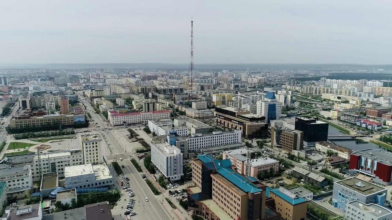 Ребенок выпал из окна детского сада в Якутске Несчастный случай произошел сегодня 20 февраля в детском саду Белочка в Якутске Ребенок из старшей группы забрался на подоконник открыл окно и выпал на сугроб Воспитатель попыталась его удержать но не смогла Подробнее читайте по ссылке Фото Семен Аммосов Якутия 24 yk24 ru в MAX Telegram ВК VK Видео