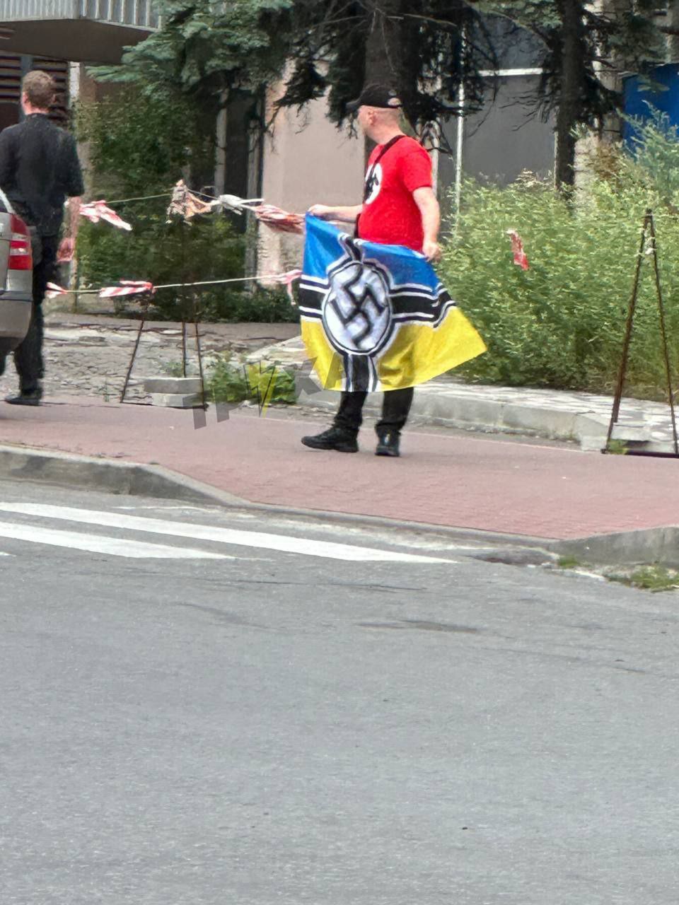 В Киеве на Печерске неизвестный мужчина развернул украинский флаг с нацистской символикой. Паблики пишут, что его разыскивает полиция.