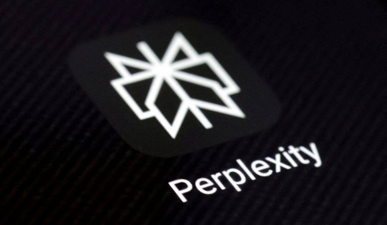 Поисковик Perplexity со встроенным ИИ хочет купить Google Chrome за $34,5 миллиарда  Perplexity сейчас стоит $18 млрд, что почти в два раза меньше, чем сумма, которую компания готова заплатить за браузер. По словам представителей стартапа, несколько инвесторов, включая крупные венчурные фонды, уже согласились полностью профинансировать покупку.  Также Perplexity готова вложить более $3 млрд в Chrome и Chromium в течение следующих двух лет, если Google одобрит сделку.      #новости
