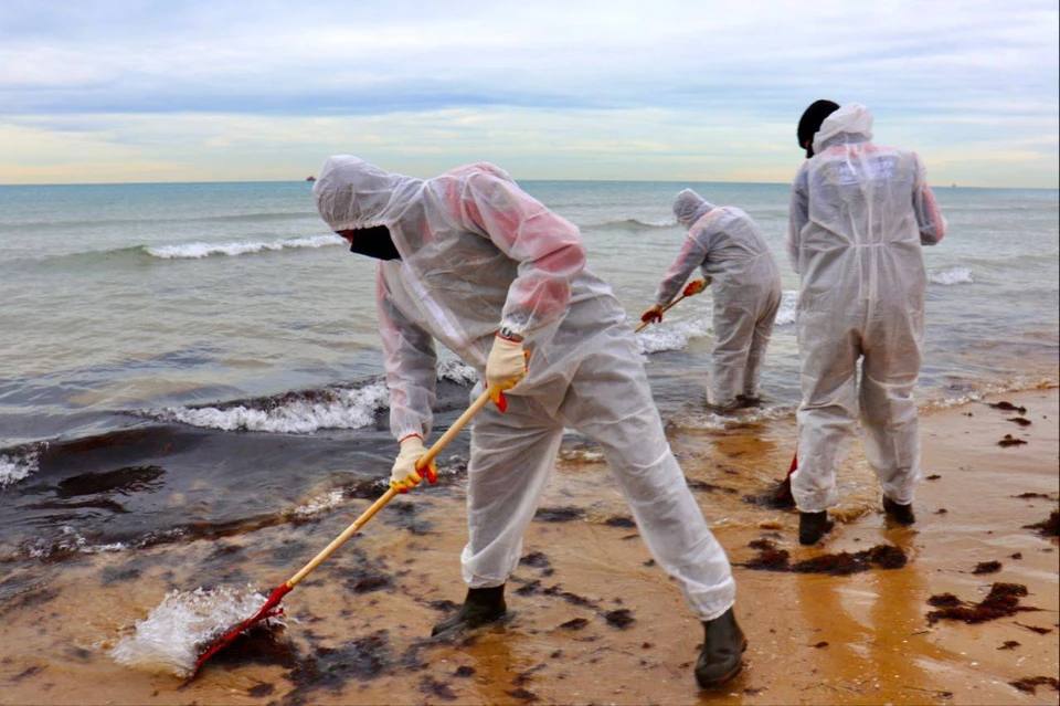 Власти Краснодарского края рассчитывают что курортный сезон в Анапе в 2026 году состоится Губернатор Краснодарского края Вениамин Кондратьев заявил что регион ожидает завершения работ по ликвидации последствий разлива мазута до начала летнего сезона Важно чтобы курортный сезон в Анапе был Мы активно работаем с Роспотребнадзором Знаю на федеральном уровне тоже активно по поручению президента делается всё для того чтобы купировать мазут в Черном море максимально его законсервировать Надеюсь что к началу сезона а может к концу зимы это будет сделано Курортный сезон следующего года должен состояться и я думаю что он состоится заявил Кондратьев Также он уточнил что туристический налог в Анапе не будут взимать и в 2026 году как и в текущем для поддержки бизнеса и туристического сектора   Напомним что ситуация с мазутом началась после крушения двух танкеров 15 декабря 2024 года в Керченском проливе На борту находилось 9 2 тыс тонн мазута значительная часть которого попала в море и позже была вынесена на побережье Анапы Крыма и Темрюкского района uletet 1