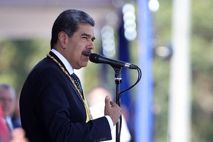 Президент Венесуэлы прибыл в Москву на мероприятия к 80-летию Победы Глава Венесуэлы Николас Мадуро прибыл в Москву для участия в мероприятиях, посвященных 80-летию Победы. Трансляцию его прибытия вела государственная телерадиокомпания VTV. Вместе с Мадуро в РФ прибыла представительная делегация, включая министров правительства южноамериканской страны и высокопоставленных военнослужащих. Планируется, что в ходе визита венесуэльский глава встретится с президентом России Владимиром Путиным. В частности, по итогам переговоров в Кремле планируется подписание межгосударственного соглашения о стратегическом партнерстве и сотрудничестве. Ранее стало известно, что Россия направила приглашение на парад Победы послу США в Москве Линн Трейси. До этого помощник российского президента Юрий Ушаков рассказал, что на параде Победы в Москве будут присутствовать 29 иностранных лидеров. В частности, на мероприятия прибудут главы Сербии, Словакии, Китая, Боснии и Герцеговины.